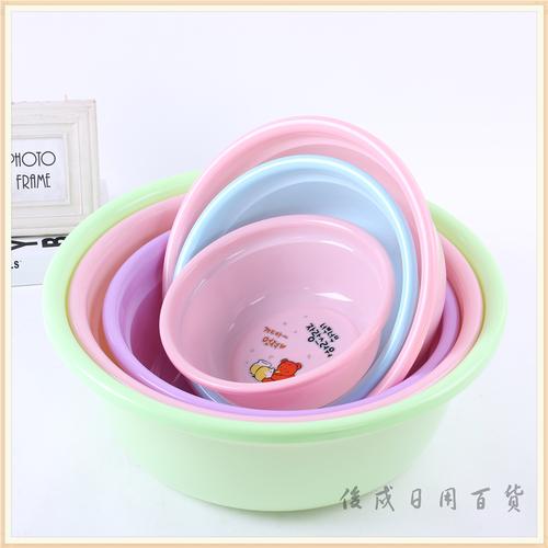 俊戍日用百货主要经营菜板,凳子,脸盆,保鲜盒,垃圾桶,饭盒,果盘,扫帚